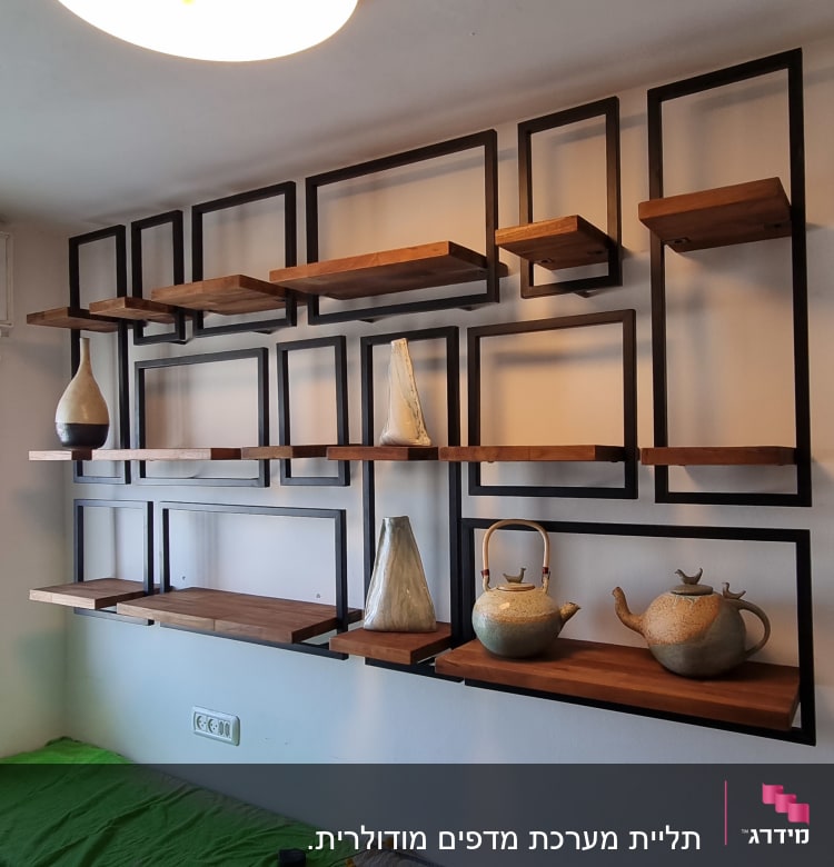 מדפים מעץ ומתכת מותקנים על קיר